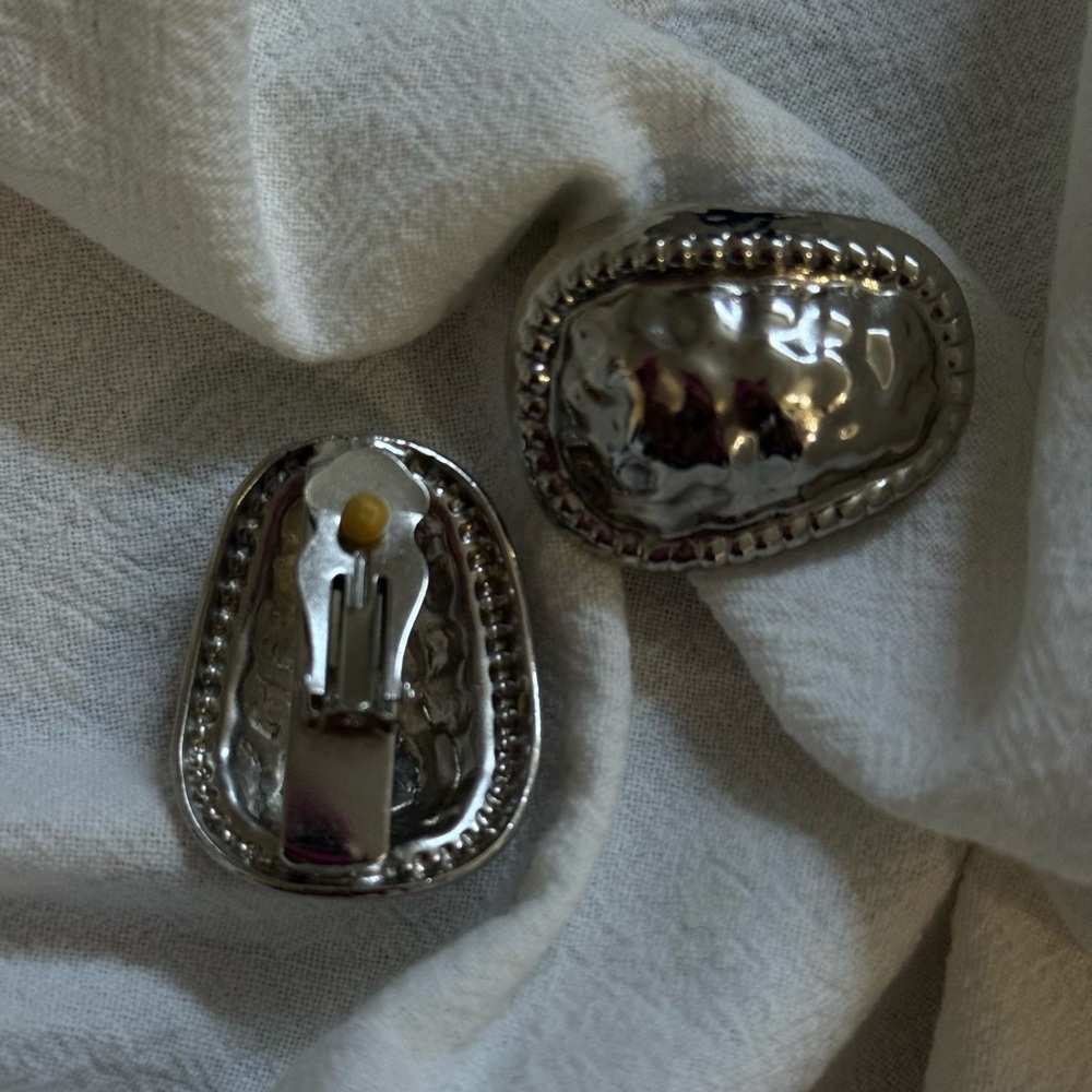 Vintage Silver-Tone Clip On Sculpted Statement Earrings - Women Jewelry - Picture 2 of 3